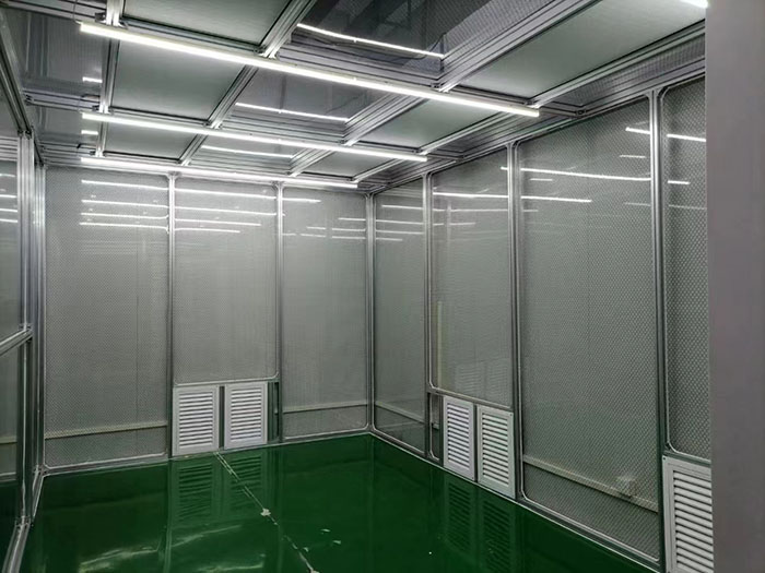 選擇百級無塵潔凈棚還是千級無塵潔凈棚，應根據具體的生產需求、產品要求和預算來決定。